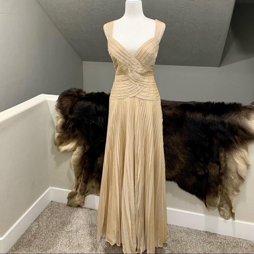 New Elegant  V-neck and All-over Pleated Evening Dress